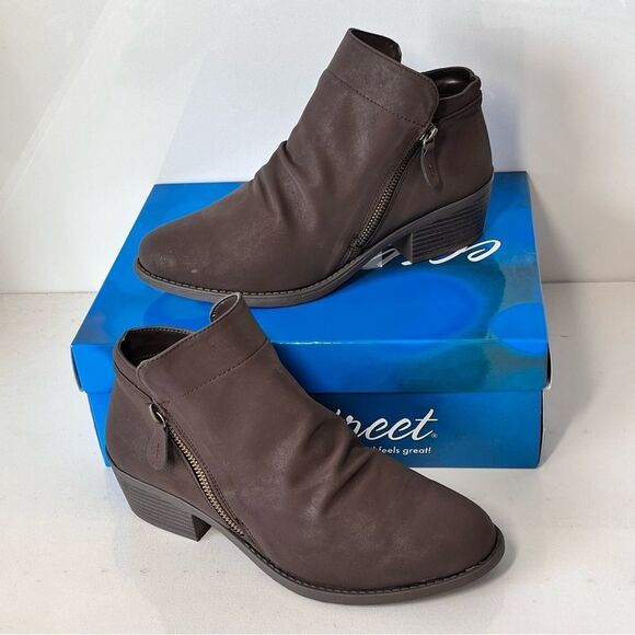 Easy Street Gusto Ankle Bootie - Picture 6 of 6